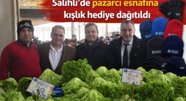 Salihli’de pazarcı esnafına kışlık hediye dağıtıldı