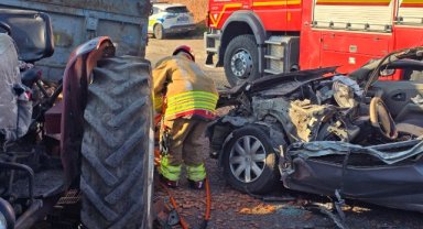 Turgutlu'da traktör ile otomobilin çarpıştığı kazada 1 kişi yaralandı
