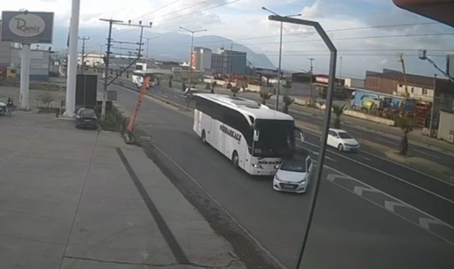 Turgutlu'da yolcu otobüsü ile otomobilin çarpışma anı güvenlik kamerasında
