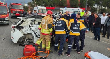Turgutlu'da yolcu otobüsü ile otomobilin çarpıştığı kazada 3 kişi yaralandı