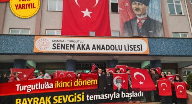 Turgutlu’da ikinci dönem “Bayrak Sevgisi” temasıyla başladı