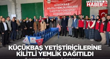 Demirci’de küçükbaş yetiştiricilerine kilitli yemlik dağıtıldı