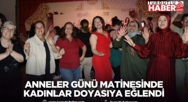Anneler Günü matinesinde kadınlar eğlendi