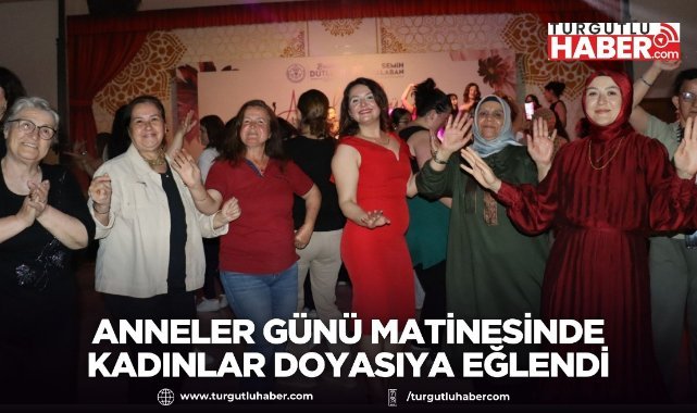Anneler Günü matinesinde kadınlar eğlendi