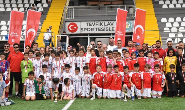 Minik Kramponlar 19 Mayıs Coşkusunu Sahaya Yansıttı
