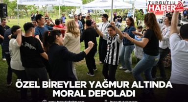 Özel Bireyler Yağmur Altında Moral Depoladı