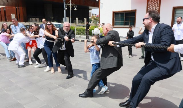 YUNUSEMRE'DE GENÇLİK ŞÖLENİ BÜYÜK COŞKUYA SAHNE OLDU