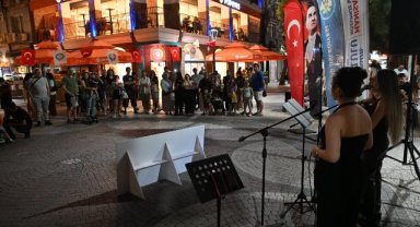 Akustik Yaz Akşamları İle Müziğin Ritmi Manisa Sokaklarında