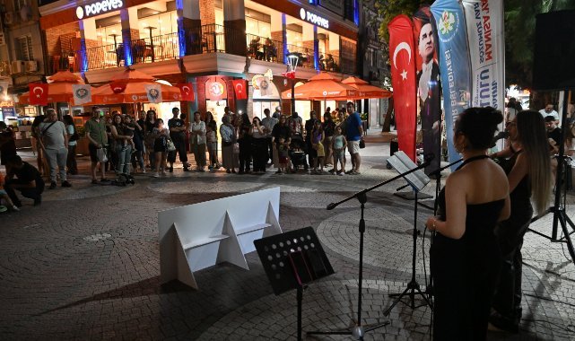 Akustik Yaz Akşamları İle Müziğin Ritmi Manisa Sokaklarında