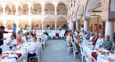 BAŞKAN ŞİMŞEK KURŞUNLU HAN’DA EĞİTMENLERLE BİR ARAYA GELDİ