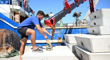 İzmir'de Ahtapotlar İçin Yapay Resifler Denize Bırakıldı