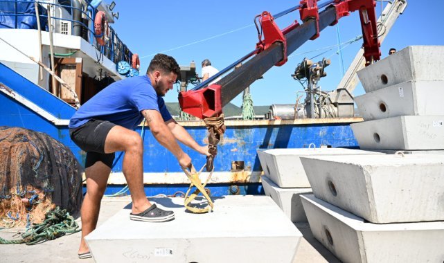İzmir'de Ahtapotlar İçin Yapay Resifler Denize Bırakıldı