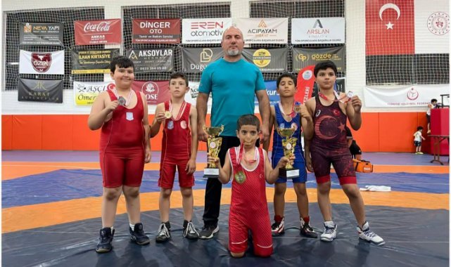 Manisalı Güreşçiler Denizli'den Madalyalarla Döndü