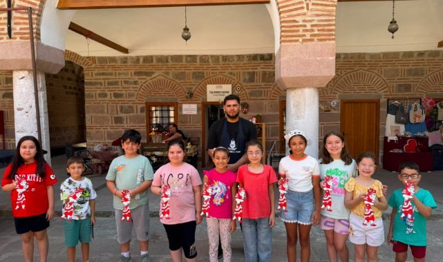 Şehzadeler'de Minikler Hacivat ve Karagöz'ü Renklendirdi