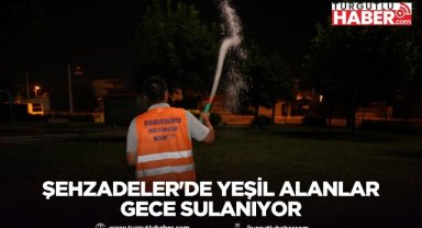 Şehzadeler'de yeşil alanlar gece sulanıyor