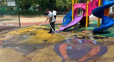YUNUSEMRE’DE PARKLAR DÜZENLİ DEZENFEKTE EDİLİYOR