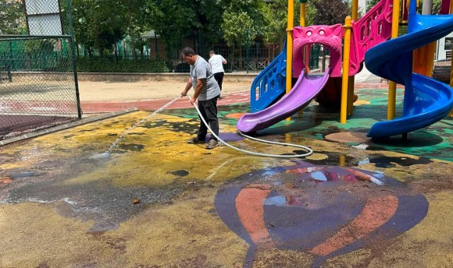 YUNUSEMRE’DE PARKLAR DÜZENLİ DEZENFEKTE EDİLİYOR