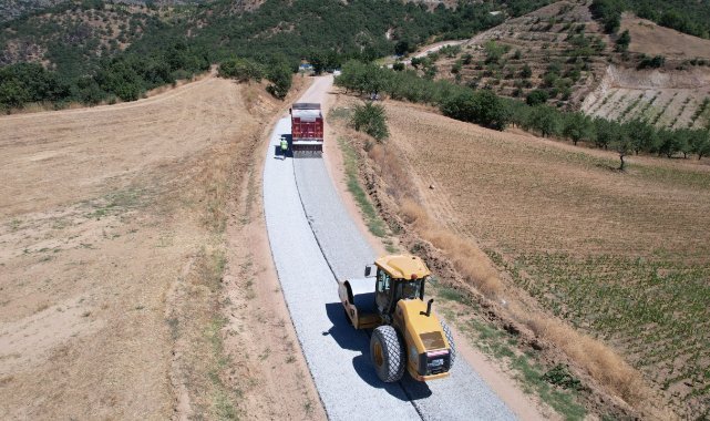 Demirci’de 13 mahalleyi bağlayan 45 kilometrelik yolda çalışma
