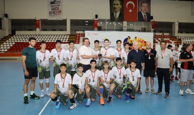 Manisa’nın Genç Voleybolcuları Türkiye İkincisi