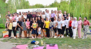 Yunusemre’de kadınlar açık havada yoga yaptı