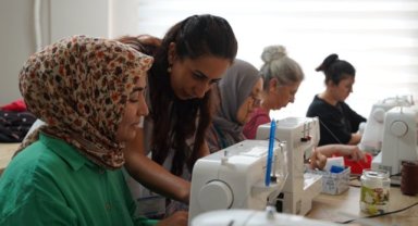Yunusemre’de kadınlar dikiş kurslarıyla üretime katılıyor