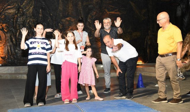 Yunusemre’de Zafer Bayramı coşkusu uzay çadırına taşındı