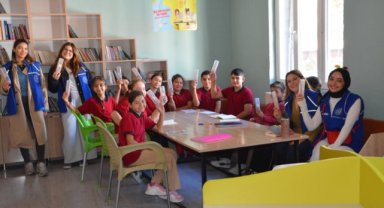 Demirci’de gönüllü gençlerden öğrencilere İlköğretim Haftası ziyareti