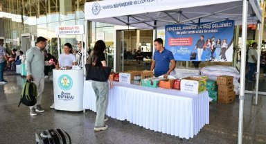 Manisa’ya üniversite için gelen öğrenciler terminalde karşılandı