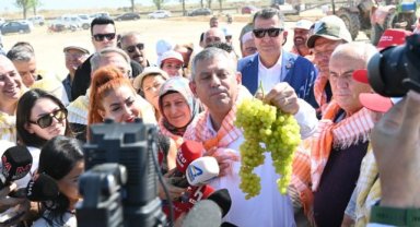 Özgür Özel, Manisa'da üzüm üreticileriyle buluştu
