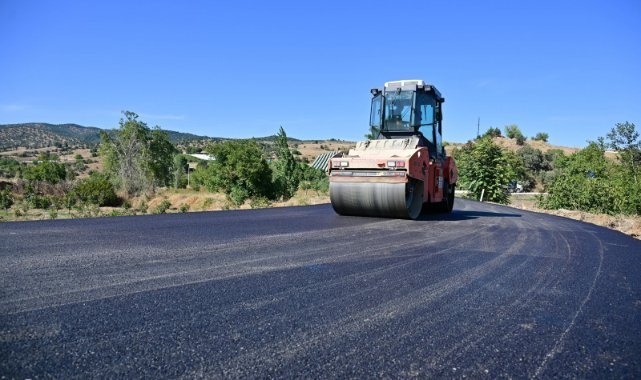 Sarıgöl’de 6 kilometrelik yol sıcak asfaltla yenileniyor