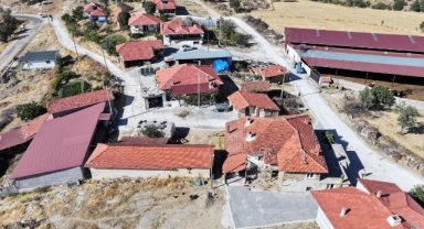 Selendi Gölbaşı’nda yollar ilk kez parke taşına kavuşuyor
