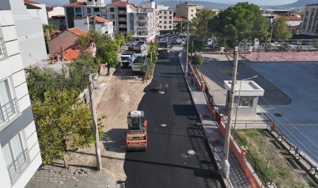Kırkağaç’ta Yol Yenileme Çalışması: 4 Bin Ton Asfalt Seriliyor