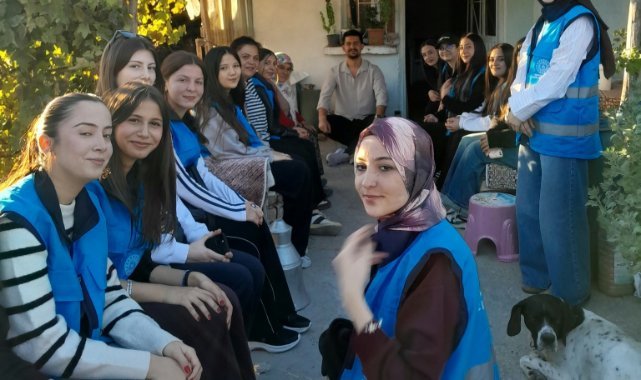 Manisa’da Üniversiteli Gençlerden Yaşlılara Gönül Köprüsü