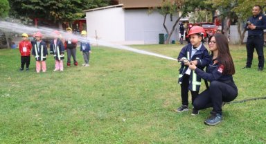 Minik öğrencilerden itfaiyecilere anlamlı ziyaret