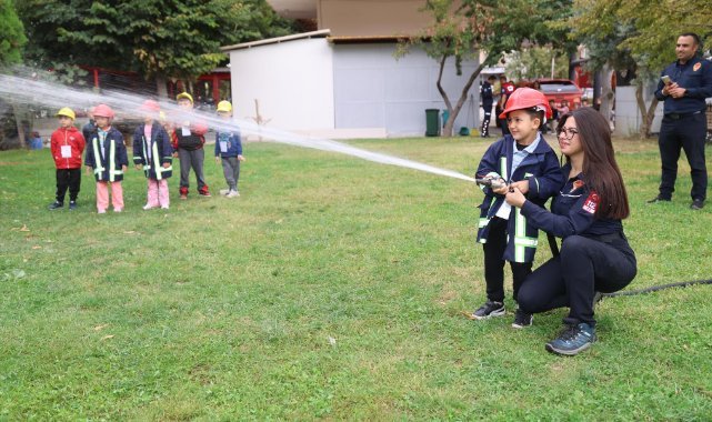 Minik öğrencilerden itfaiyecilere anlamlı ziyaret
