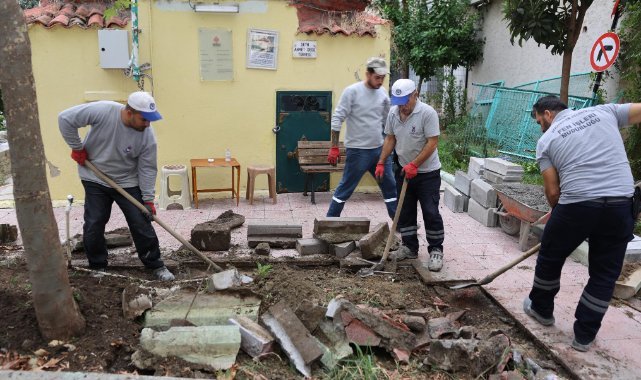 Şehzadeler’de Şeyh Ahmet Dede Türbesi’nin kaldırımı yenilendi