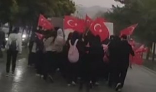Turgutlu'da Anlamlı Cumhuriyet Yürüyüşü: Yağmura Rağmen Coşku Eksilmedi