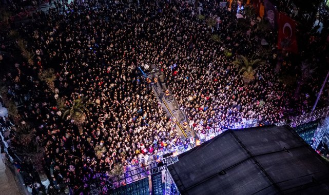 Turgutlu’da Cumhuriyet Coşkusu Işın Karaca Konseriyle Zirveye Çıktı