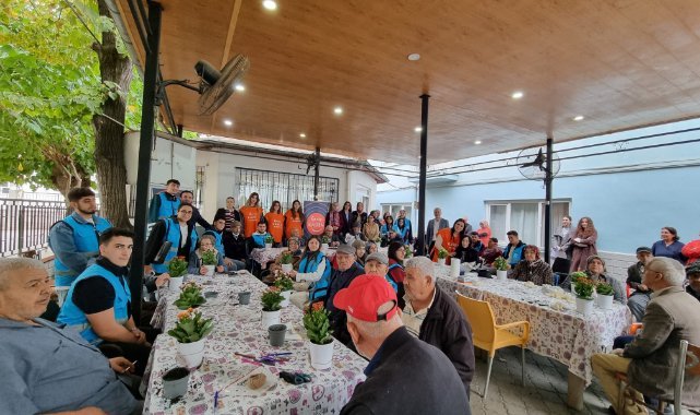 Turgutlu’da Gençlerle Yaşlılar Çiçek Ekti, Gönül Köprüsü Kurdu