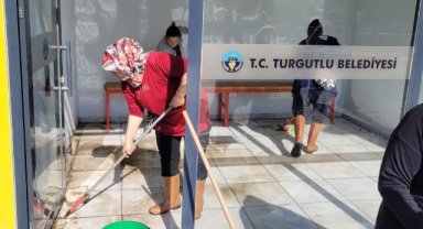 Turgutlu’da Servis Duraklarında Temizlik Seferberliği