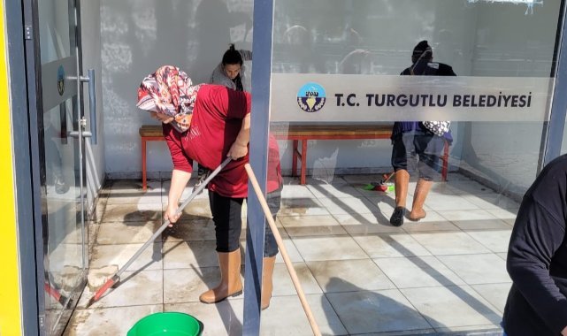 Turgutlu’da Servis Duraklarında Temizlik Seferberliği
